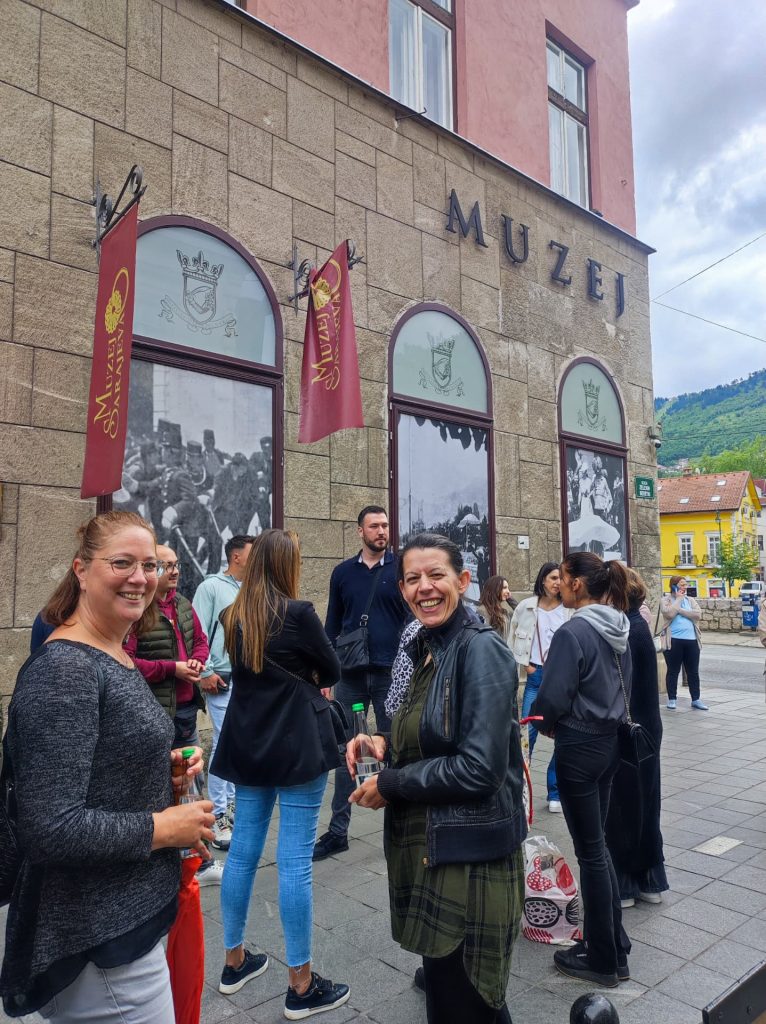 Het Movements CX team in Sarajevo bij het Muzej Sarajeva