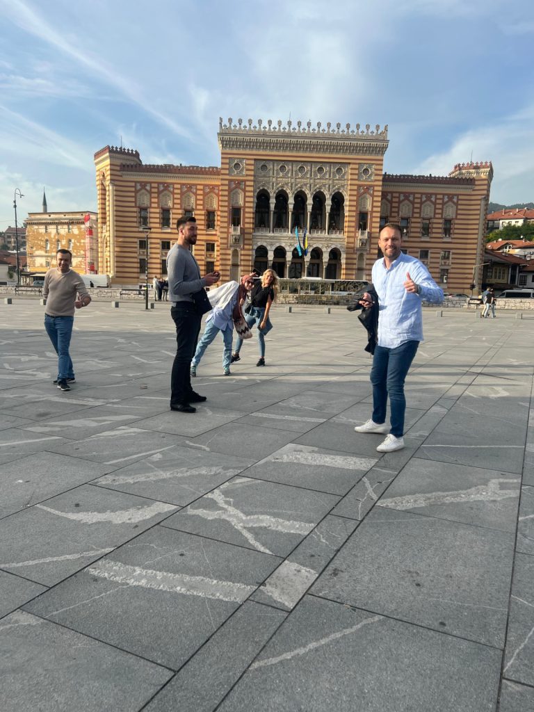 Het Movements CX team op het plein voor de Vijećnica in Sarajevo